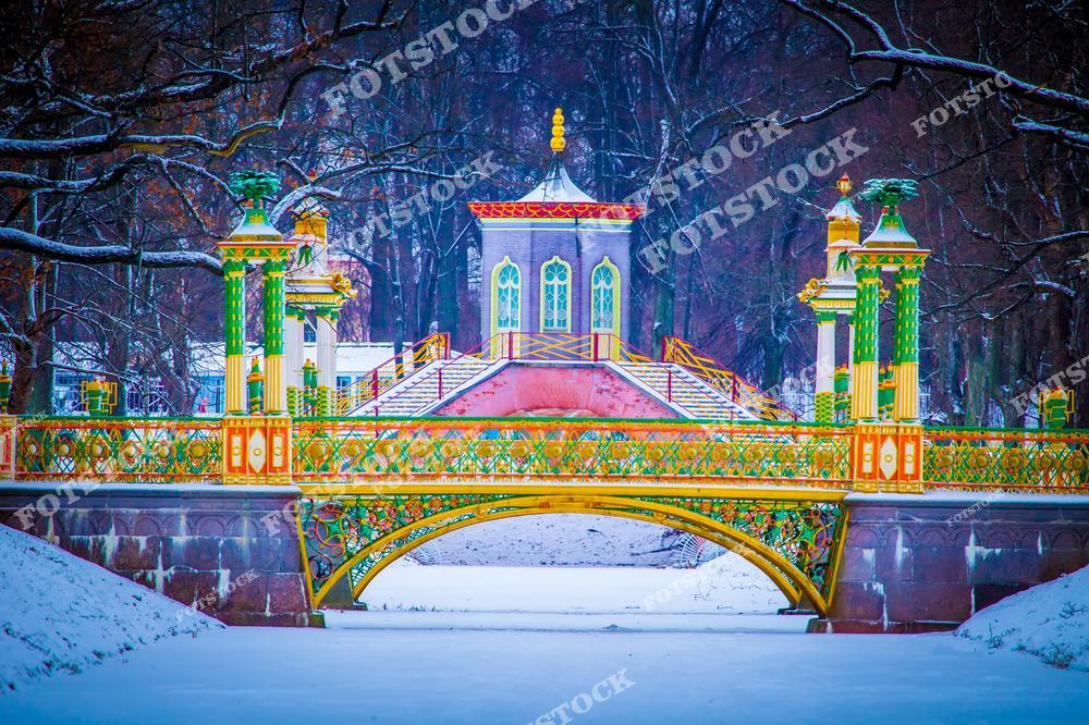 Живописный вид на Царское Село в городе Пушкин под Санкт-Петербургом с атмосферным каналом и архитектурой императорской резиденции. Исторический дворцово-парковый ансамбль, спокойная водная гладь и зелёные аллеи создают романтичный пейзаж, отражающий красоту культурного наследия России. Фотография передаёт атмосферу знаменитых пригородов Петербурга, величие царской эпохи и уникальный стиль парковой архитектуры. Изображение идеально подходит для публикаций о путешествиях по России, достопримечательностях Пушкина, истории Российской империи, парках и архитектуре Санкт-Петербурга.